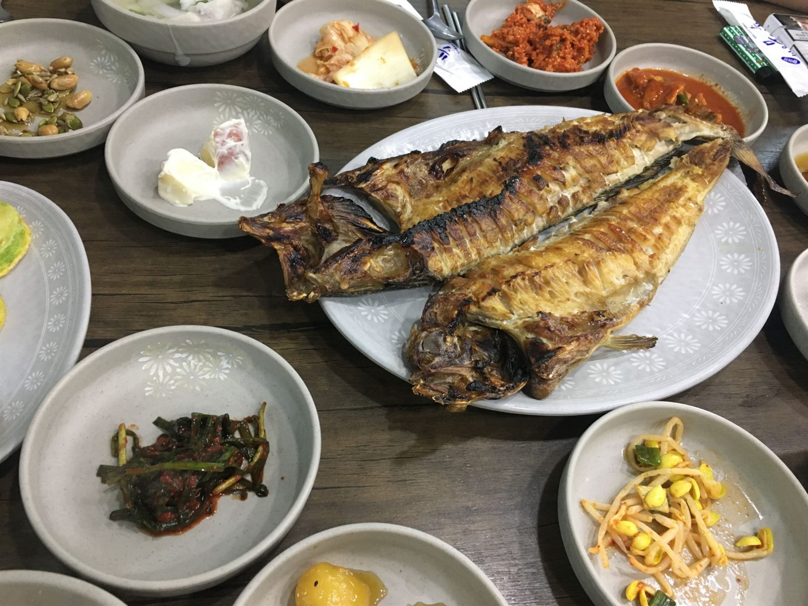파도식당의 생선구이 — 두 마리를 통째로 구워 양념장과 반찬을 곁들인 한 상