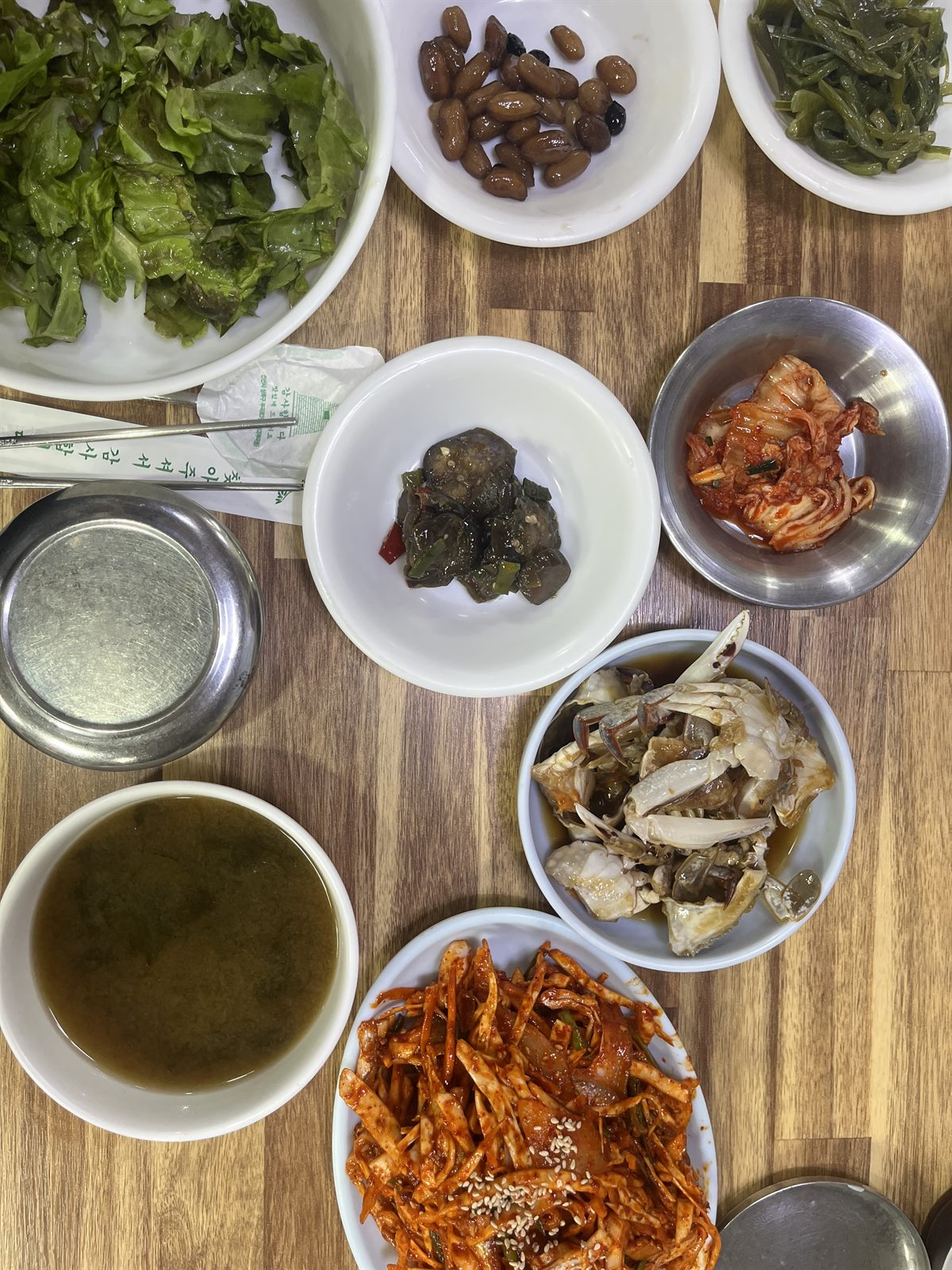 오성식당 한 상 — 밴댕이회무침과 게장에 상추, 콩자반, 미역무침, 도토리묵, 김치, 된장국이 함께 나옵니다