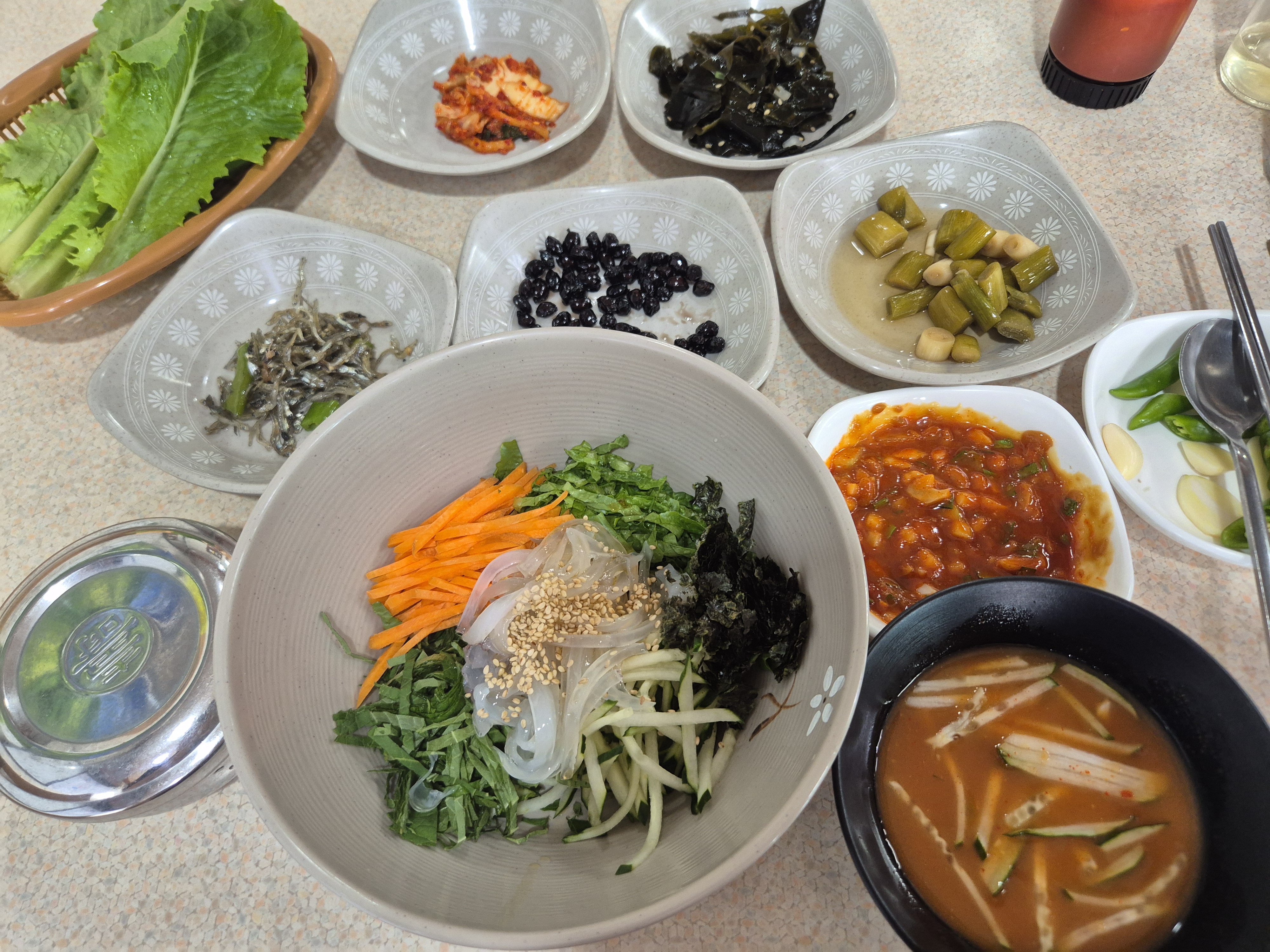 제주 돈지식당 — 한치회덮밥은 여름 한정, 상추에 싸 먹는 게 정답