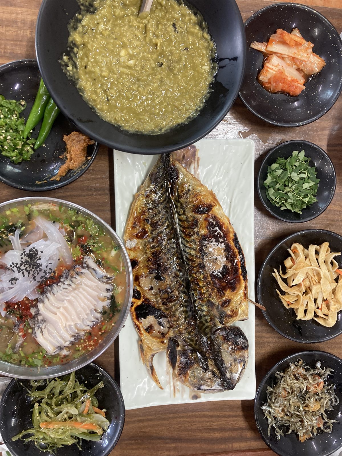 공천포식당 한 상 — 전복죽, 고등어구이, 한치물회와 곁반찬