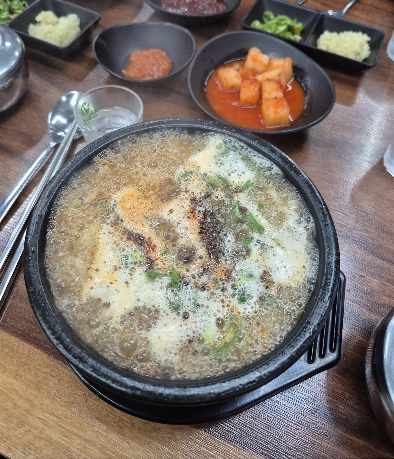 함덕골목 — 조천으로 새 건물을 지어 옮긴 제주 해장국집, 시그니처는 내장탕