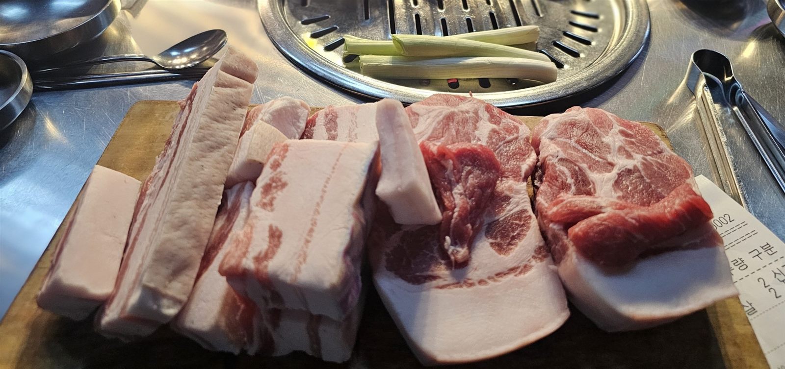 큰돈가 서쪽대표 본점 — 형제섬 가까이에서 직원이 직접 구워 주는 제주 오겹살·목살