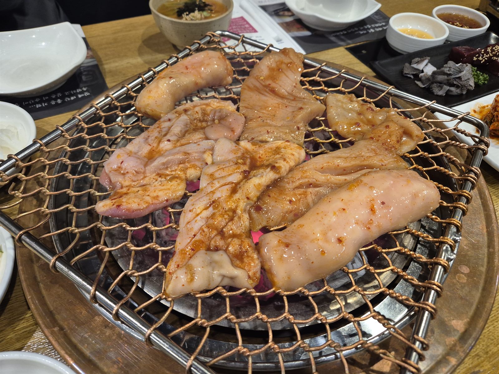 청춘구락부 — 마포갈비골목의 소 내장 구이, 특양과 대창