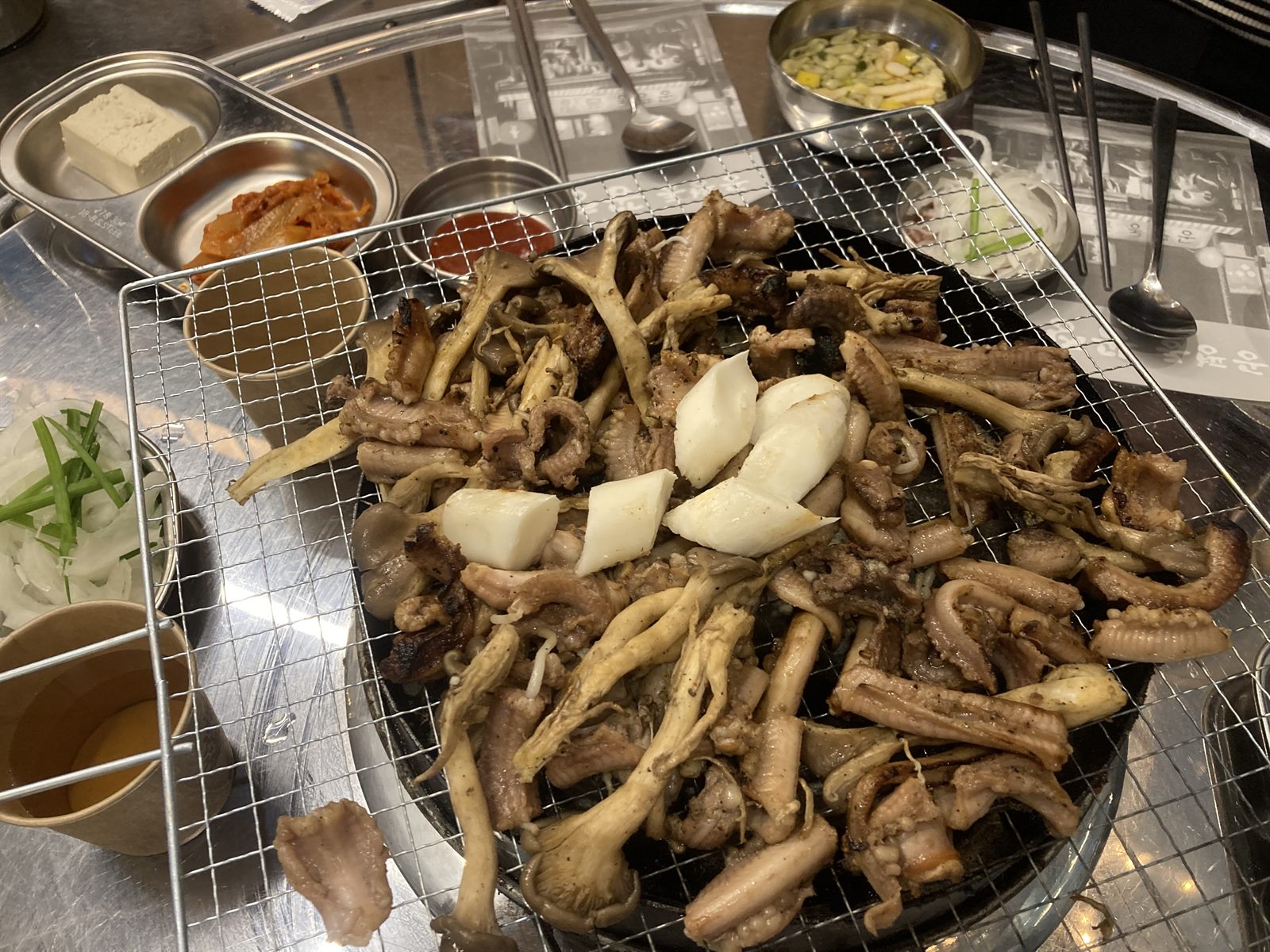 공평동꼼장어 양념구이 — 붉은 양념에 마늘쫑을 넣고 떡, 버섯과 함께 굽습니다