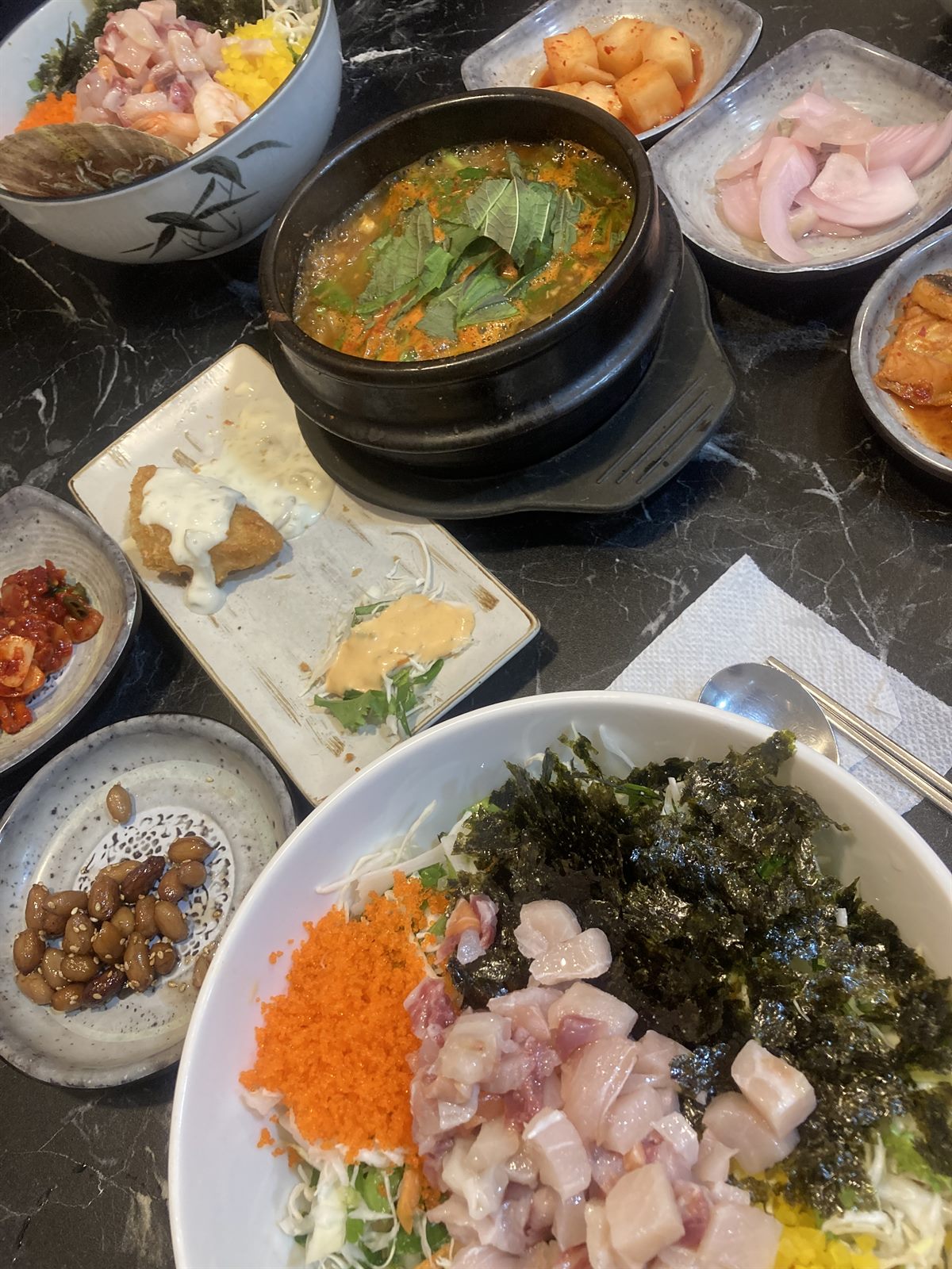 권수산 점심 특회정식 한 상 — 회덮밥, 매운탕 뚝배기, 생선까스와 반찬들