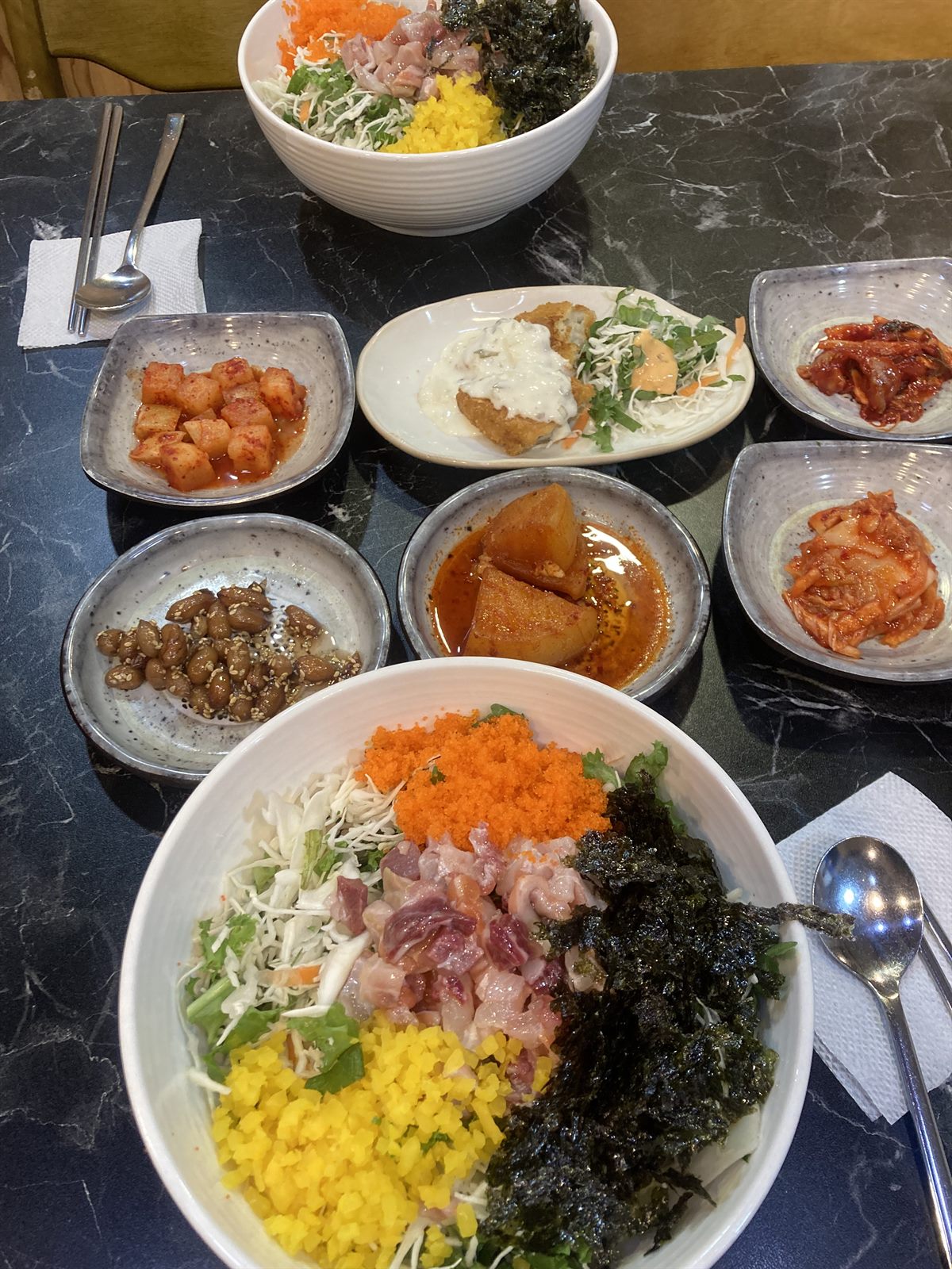 권수산 — 여의도 점심 회덮밥, 생선까스가 반찬으로 나옵니다