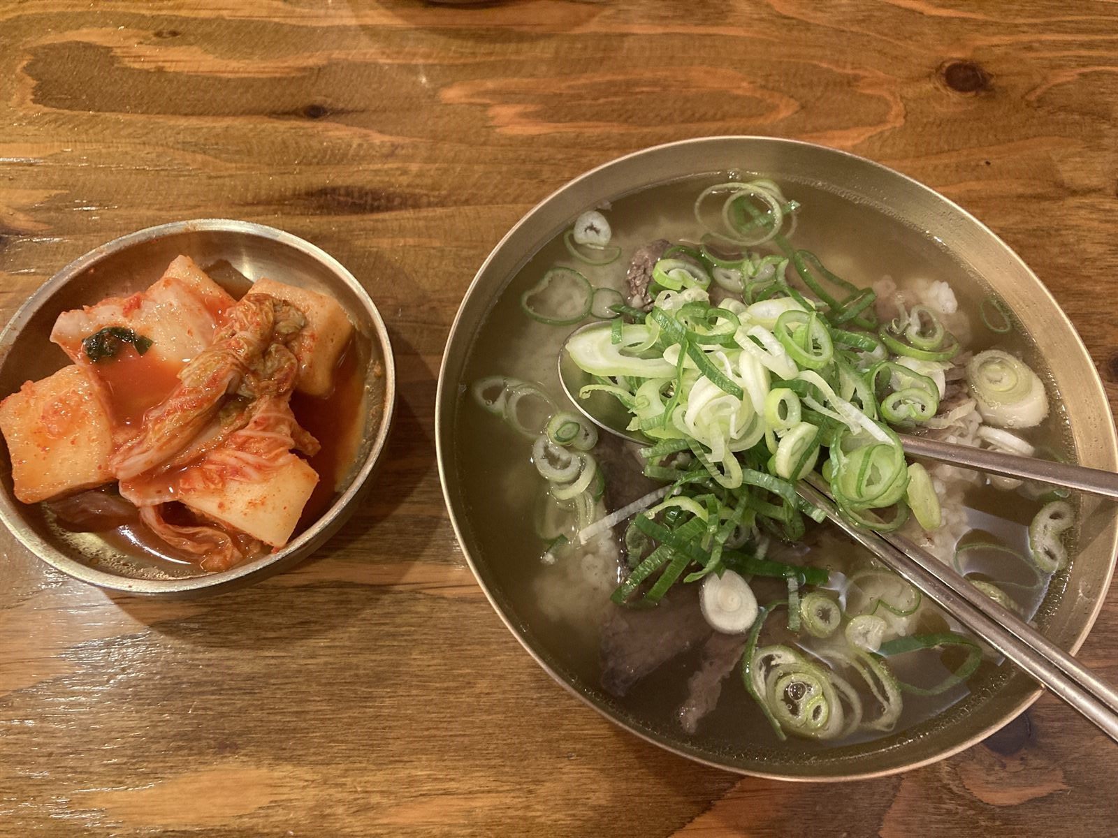 하동관 — 맑은 곰탕에 깍두기 국물을 넣어 두 가지 맛으로