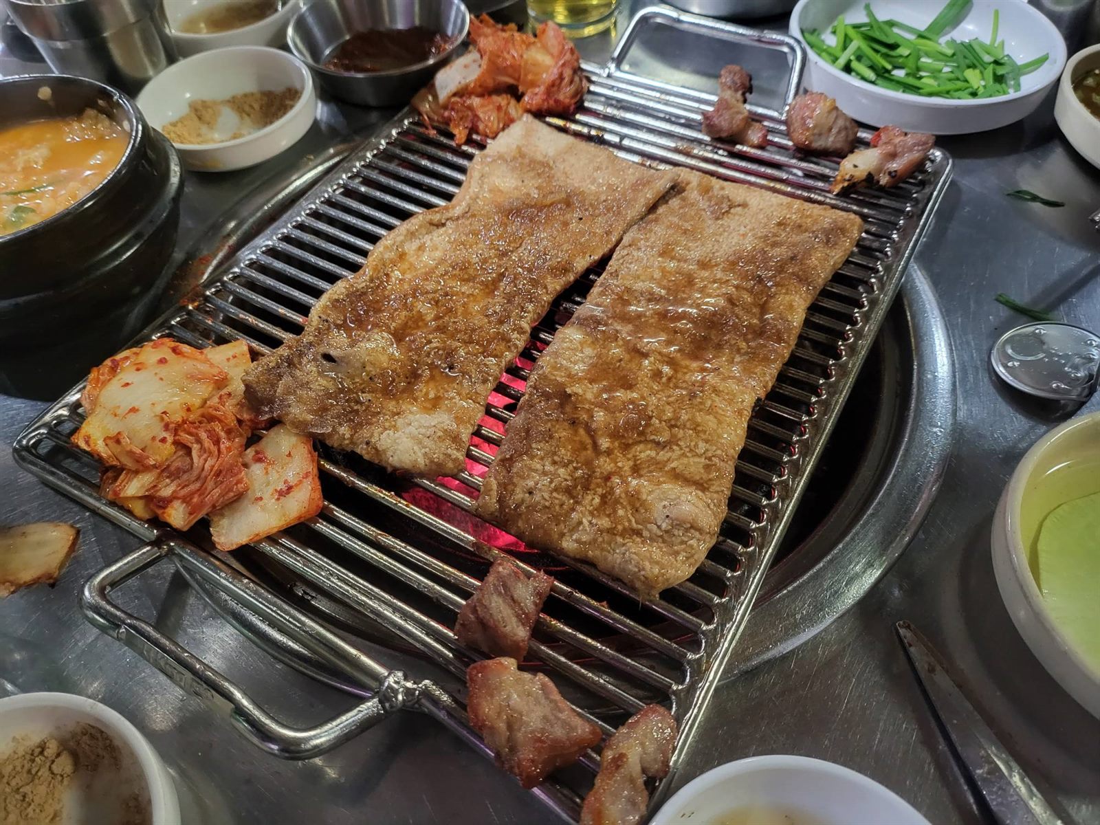 한강껍데기 — 망원동 외딴 골목의 껍데기 맛집, 생목살과 함께