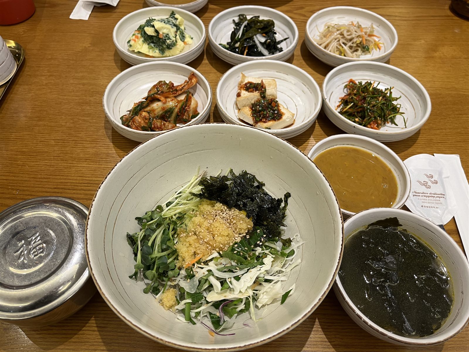 진상횟집(Jinsang Hoetjip) 驛三直營店 — 把海參內臟 고노와다 淋在蔬菜上拌著吃的2萬韓元 와다백반