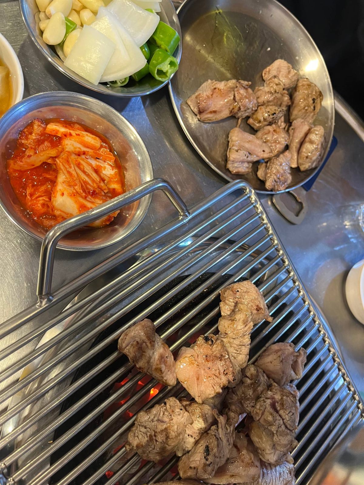 숯불에 초벌해서 나온 목살 — 자리에서 마무리만 합니다