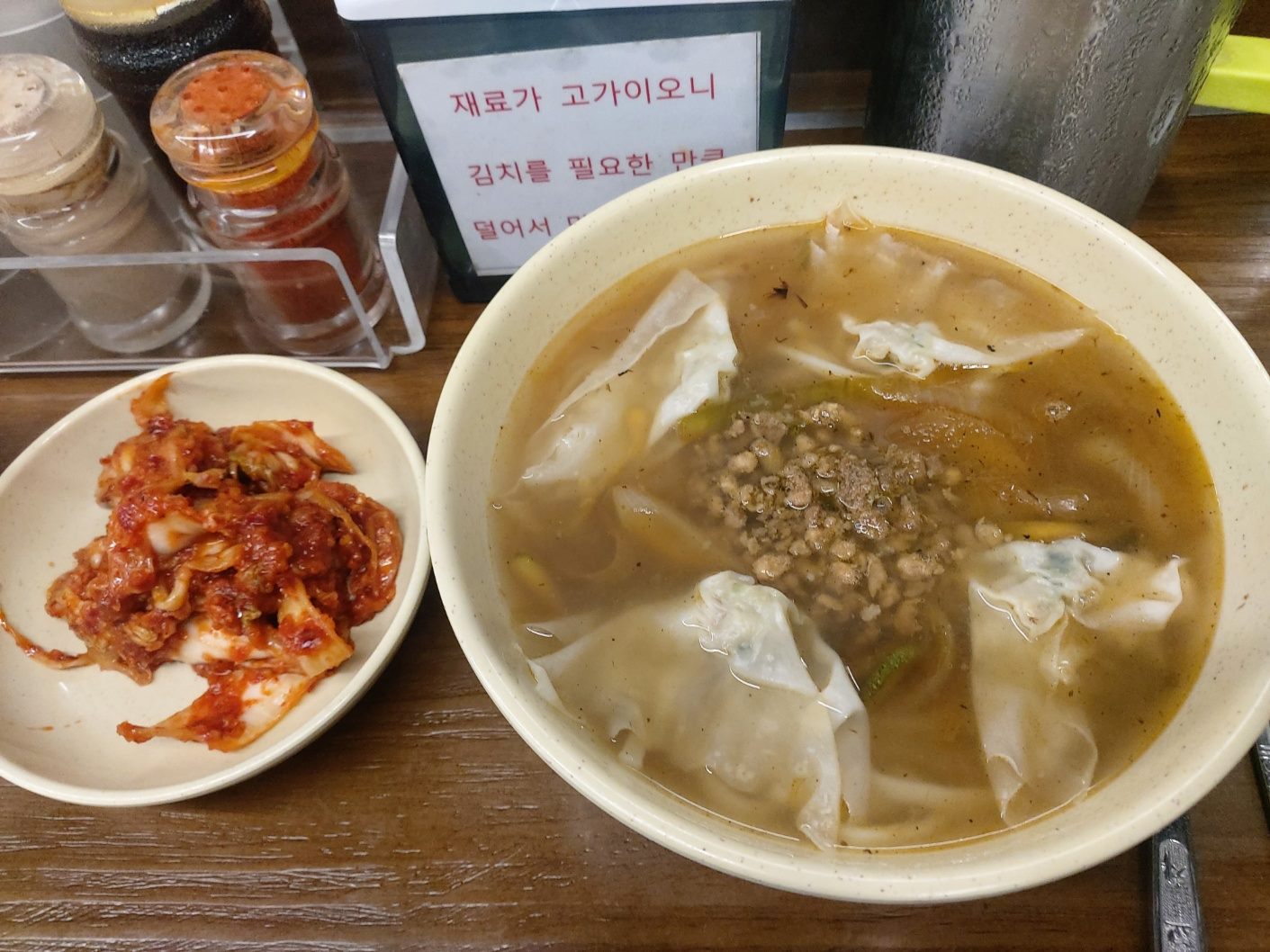 명동교자 본점 — 명동역 8번 출구로 이전한, 그 유명한 칼국수와 마늘 김치