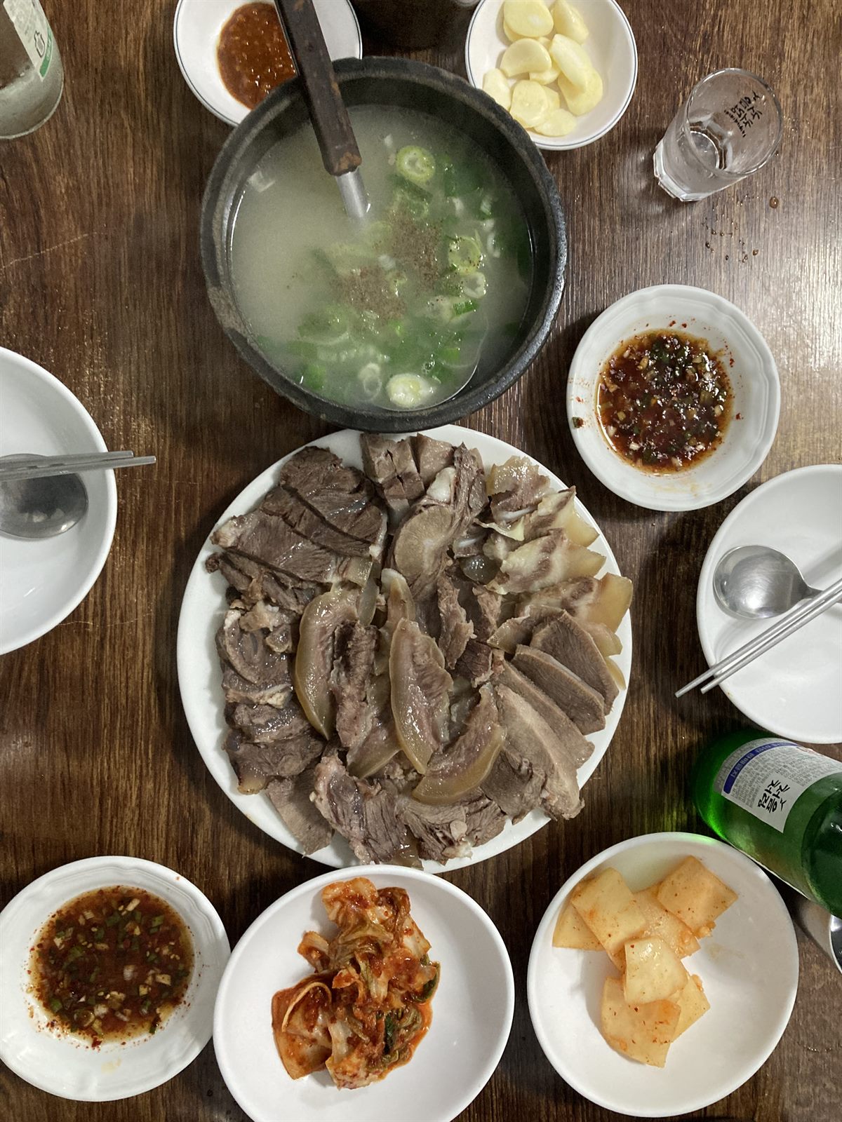 오복순대국 한 상 — 수육 대접시, 순대국 뚝배기, 다진양념 두 종류, 마늘, 배추김치, 무김치
