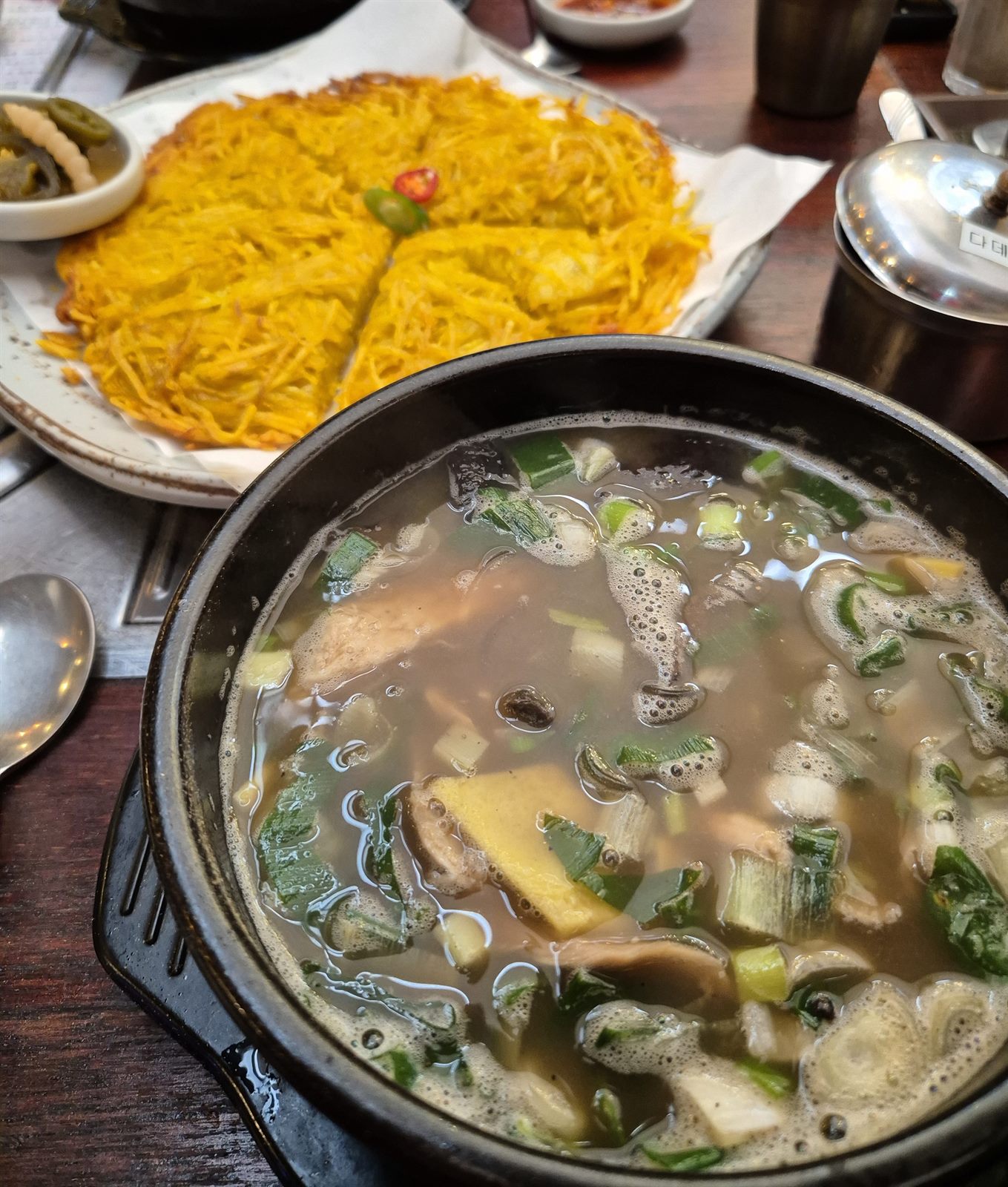 평양옥 — 서대문 백년가게, 능이 넣은 토종닭 닭곰탕
