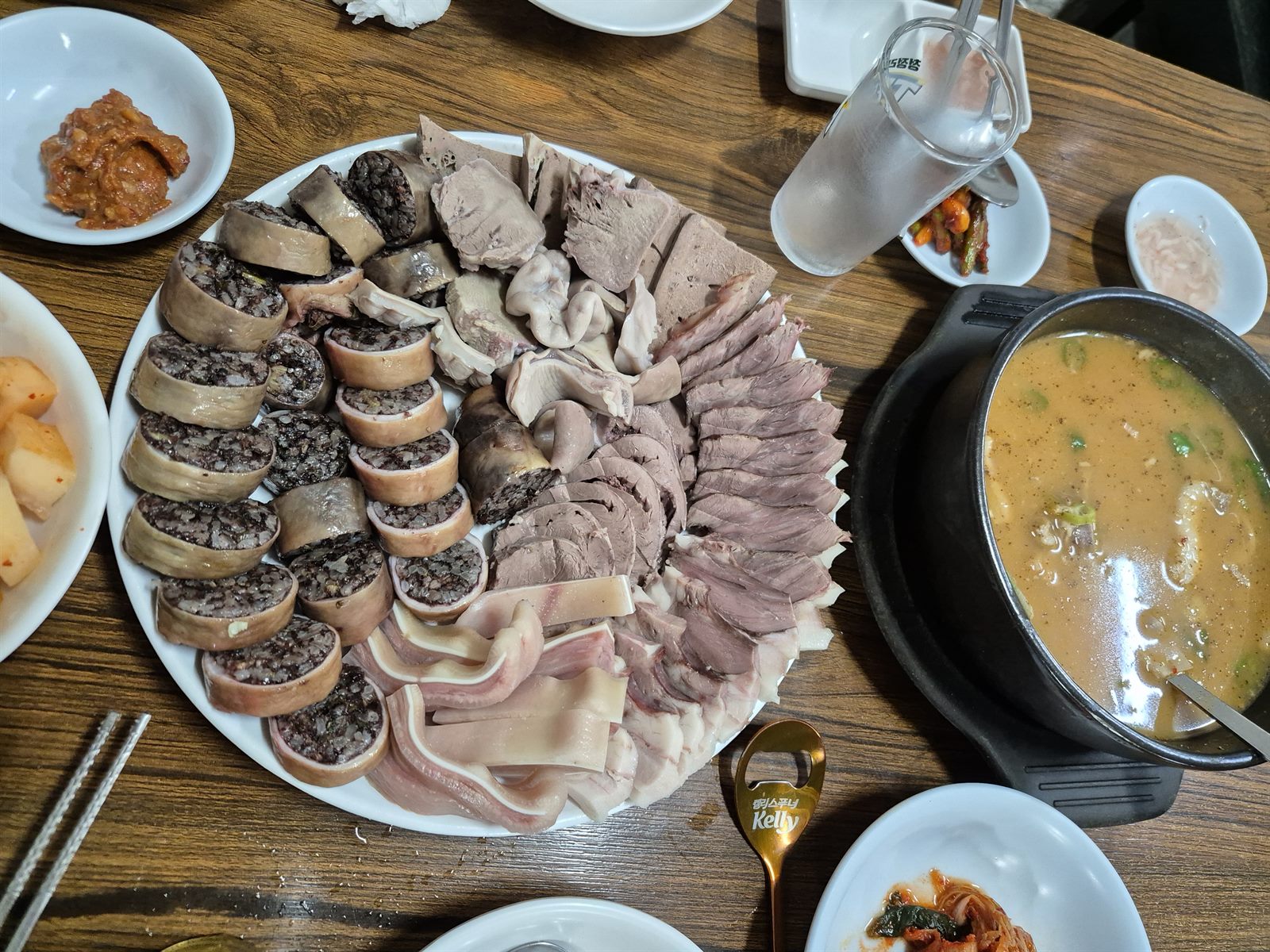 순대국 뚝배기와 모둠 수육 한 접시