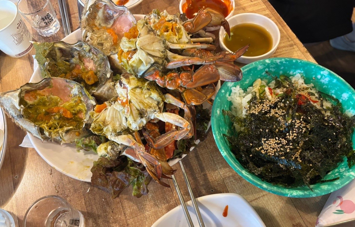 서촌계단집의 제철 꽃게찜 — 초장·참기름장과 함께