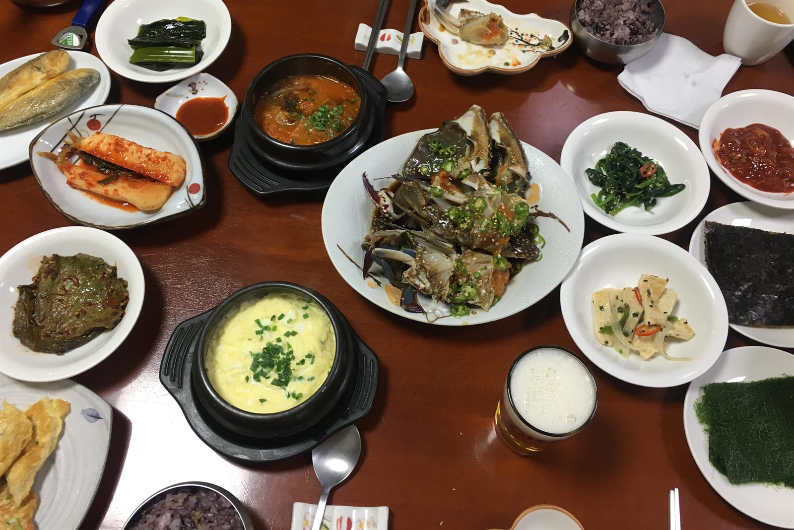 간장게장 정식 한 상 — 조기구이, 계란찜, 꽃게탕, 나물, 전이 함께 나옵니다