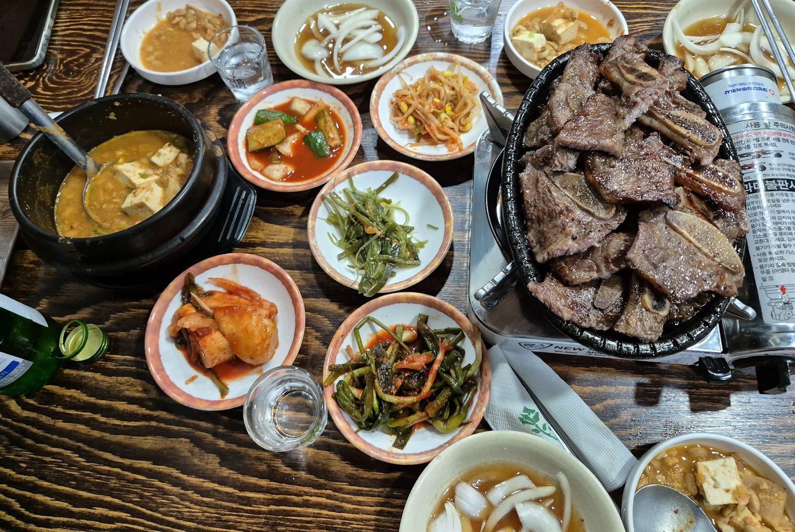 LA갈비 한 판과 된장찌개, 밑반찬 상차림
