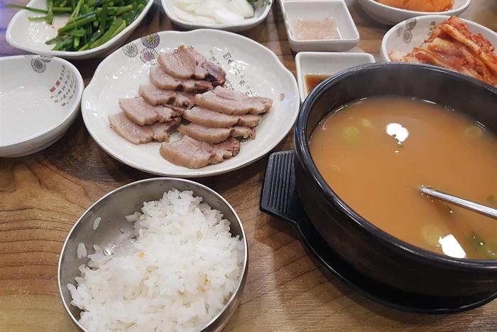 두미촌돼지국밥 — 동래에서 국물 깔끔한 한 그릇, 자정까지 합니다