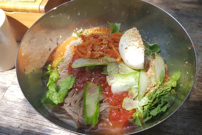 철원막국수 — 비빔메밀면, 간이 세지 않고 살짝 매콤합니다
