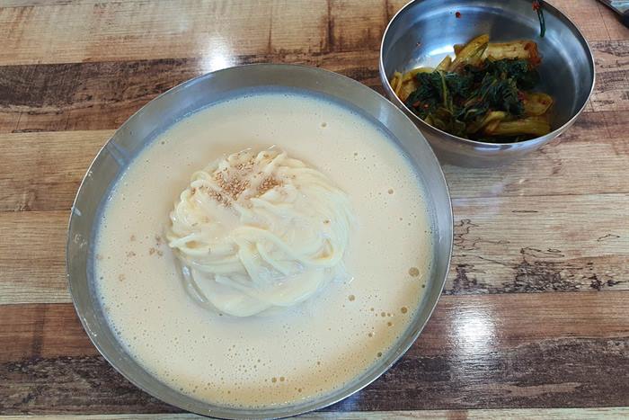 대전 대성콩국수 — 국물은 연한 쪽, 간은 김치로 맞추는 집