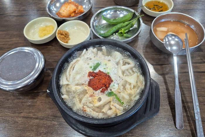 대춘해장국 본점 — 나는 내장탕파다, 제주식 해장엔 간마늘을 듬뿍
