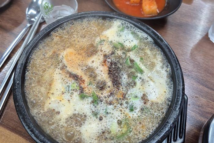 함덕골목 — 조천으로 새 건물을 지어 옮긴 제주 해장국집, 시그니처는 내장탕