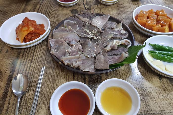 나주곰탕 하얀집 — 깔끔한 국물, 수육이 부드럽습니다