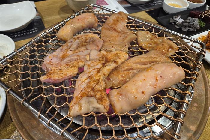 청춘구락부 — 마포갈비골목의 소 내장 구이, 특양과 대창