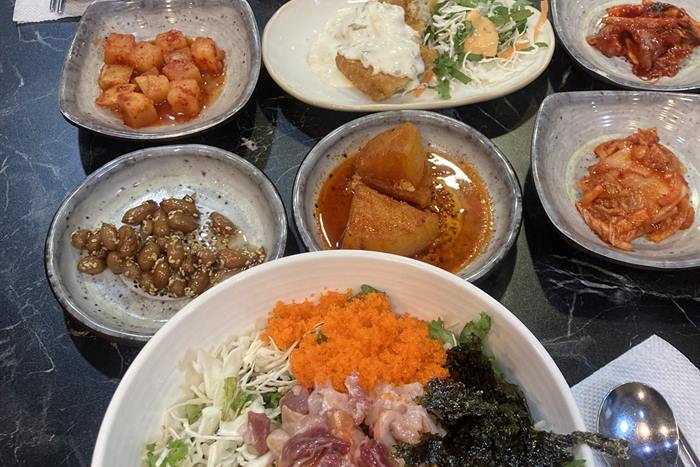 권수산 — 여의도 점심 회덮밥, 생선까스가 반찬으로 나옵니다