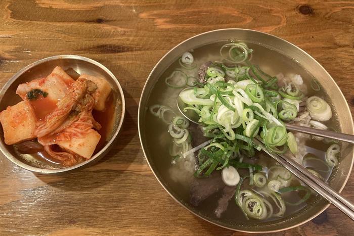 하동관 — 맑은 곰탕에 깍두기 국물을 넣어 두 가지 맛으로