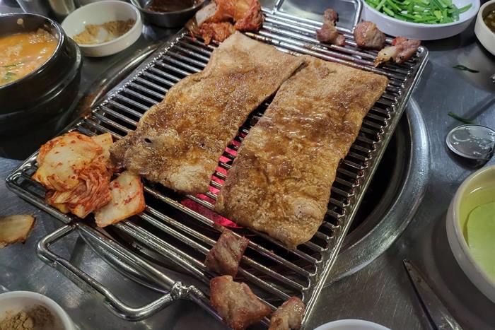 한강껍데기 — 망원동 외딴 골목의 껍데기 맛집, 생목살과 함께