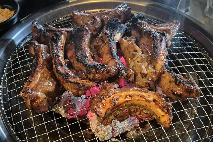 록갈비 합정점 — 초벌구이로 나오는 양념 쪽갈비, 살이 두둑합니다