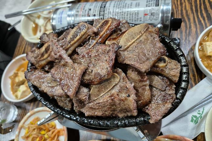 시골집 — 을지로 갈비골목의 LA갈비, 굽기는 직원이
