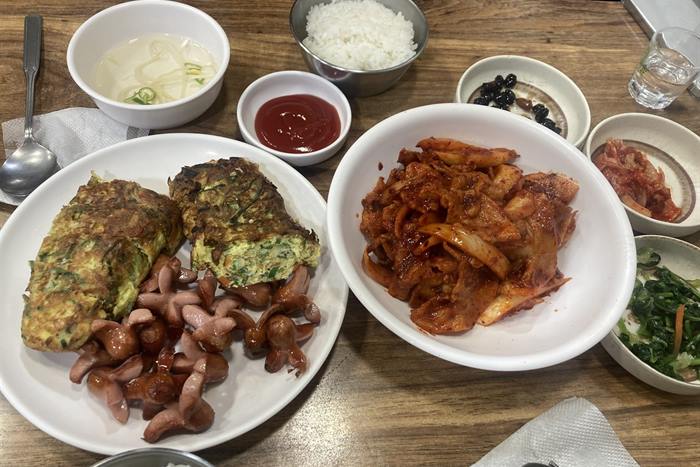 우정식당 — 남대문시장 안 숨은 백반집, 제육볶음·오징어볶음, 그리고 반반